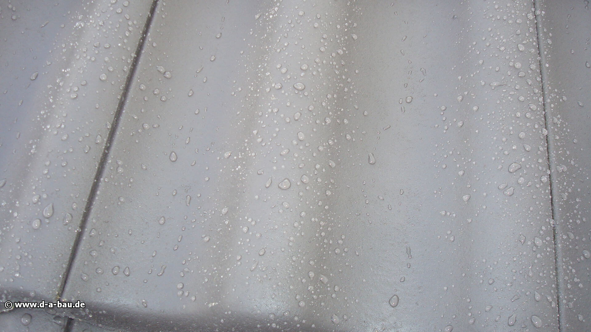 Regenwasser perlt von den Dachziegeln ab - der Lotus-Effekt.